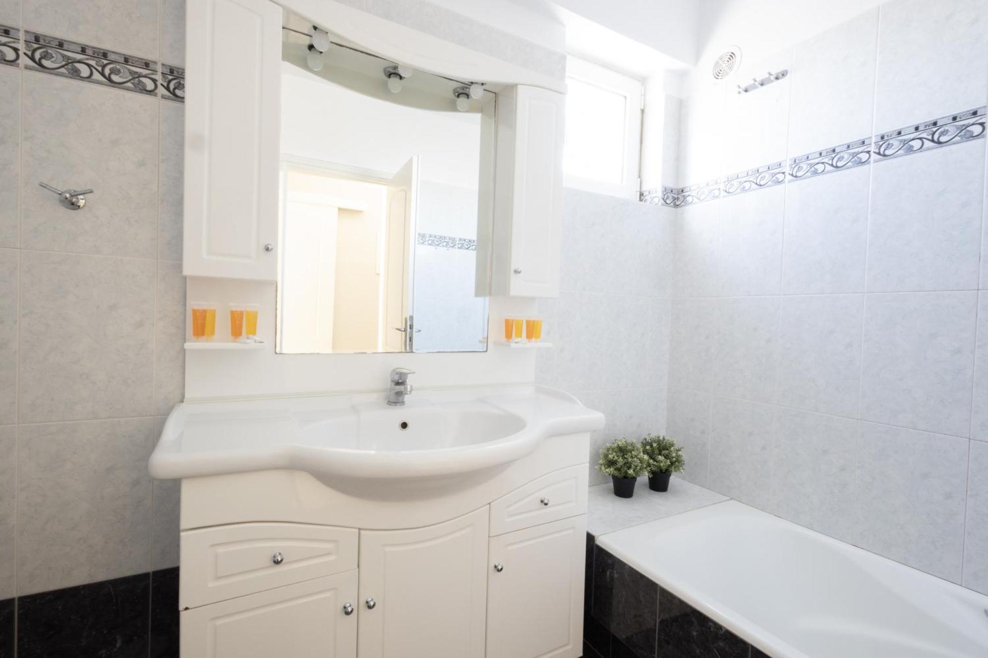 Renovated 3 Bedroom Apt With Acropolis View アテネ エクステリア 写真