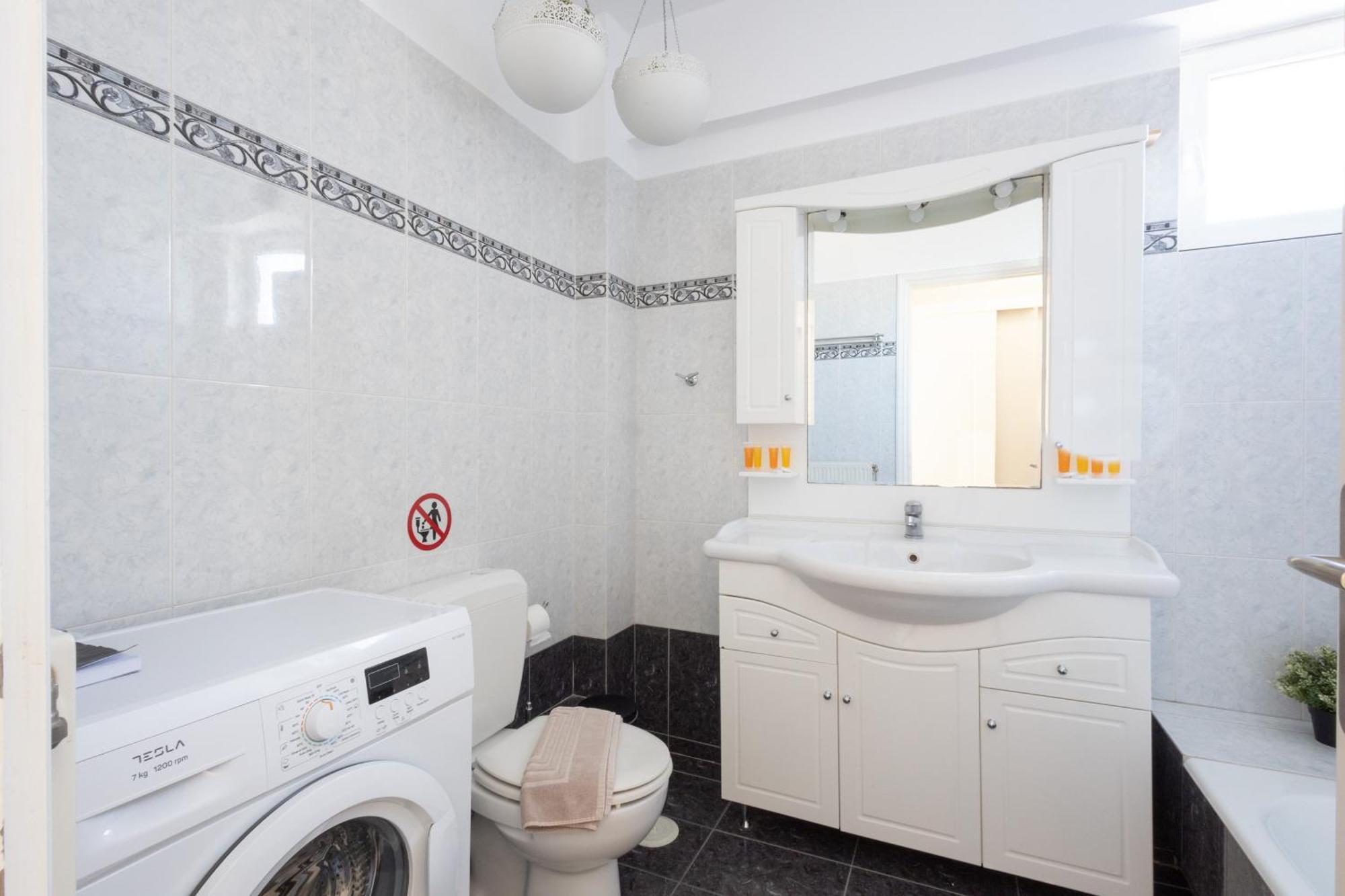 Renovated 3 Bedroom Apt With Acropolis View アテネ エクステリア 写真